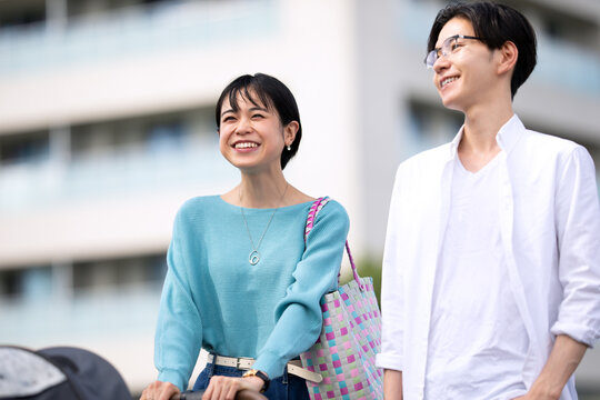 ベビーカーを押しながら歩く夫婦