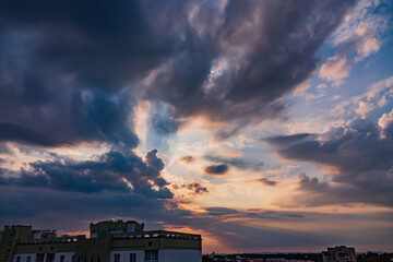 Fototapeta premium Majestic twilight hues dance across the sky over urban rooftops, capturing the day's last light and the promise of night