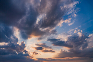Fototapeta premium Dramatic clouds dance in vibrant hues during a stunning twilight sky