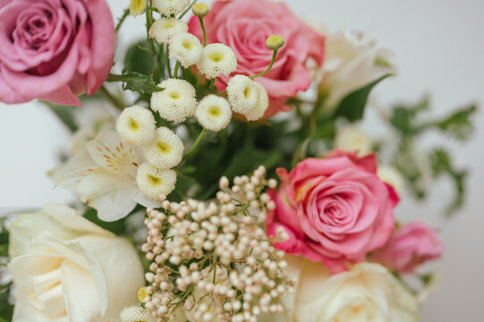 Soft romantic bouquet with pink and white roses and feverfew