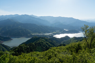 Obraz premium 高取山展望台から見た宮ヶ瀬湖と丹沢山地の山々