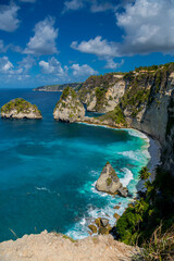 Fototapeta premium Stunning view of the Diamond Beach bathed by a turquoise sea during a beautiful sunrise, Nusa Penida, Indonesia