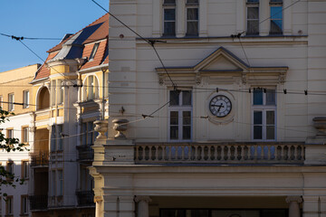 Kamienica w centrum miasta z zegarem © Magdalena
