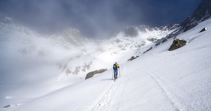Ski tourers in a wintry mountain landscape, ascent to Porta d'Es-cha, Grisons Haute Route ski tour, Albula Alps, Rhaetian Alps, Grisons, Eastern Switzerland, Switzerland