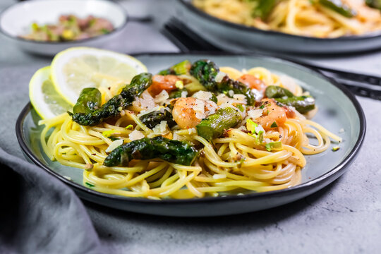 Spaghetti with shrimp, green asparagus and parmesan