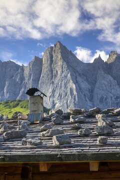 The Ladiz-Alm, the high pasture of the Eng-Alm, shingle roof weighed down with stones, Ladiz-Alm, Karwendel Mountains, Tyrol, Austria