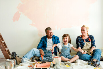 Family painting room together joyfully © Rawpixel.com