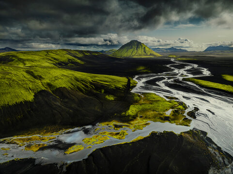 Rivi&egrave;res glaciaires et volcan M&aelig;lifell dans les Hautes Terres d'Islande