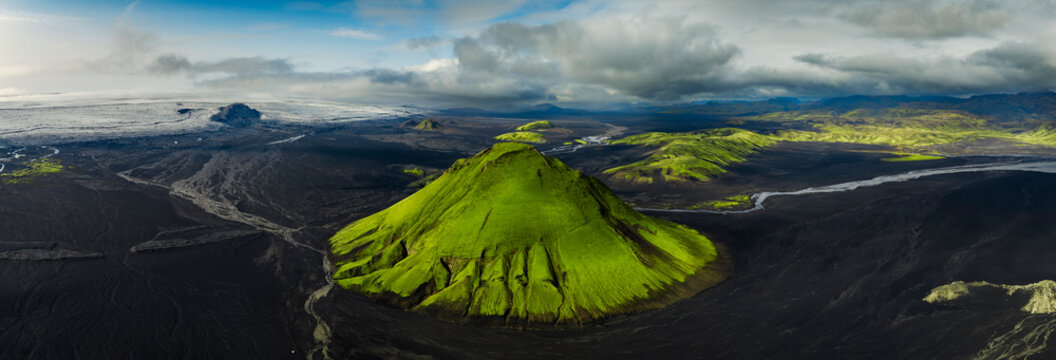 Panorama a&eacute;rien du volcan M&aelig;lifell dans les Hautes Terres d'Islande