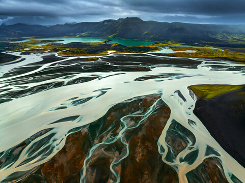 M&eacute;andres glaciaires et textures des sables noirs d'Islande