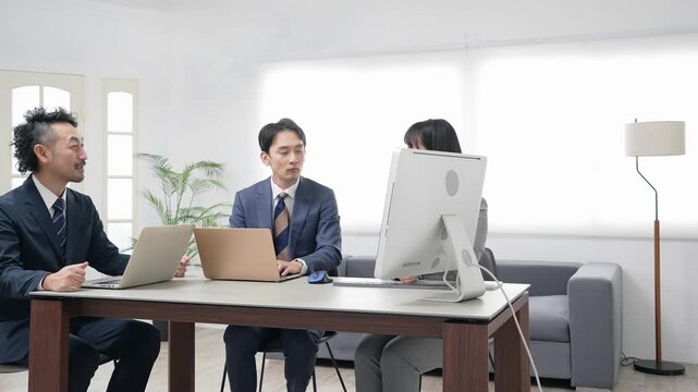 ビジネス、会議、ミーティング、オフィス、仕事、チームワーク、同僚、人材、相談、業務、事務、プロジェクト、DX、デジタルトランスフォーメーション、パソコン、PC、デスクワーク、会議室、グループ、協力、上司、部下、コミュニケーション、会話、話す、指導、研修、経営者、社長、ビジネスマン、ビジネスパーソン、スーツ、会社員、サラリーマン、男性、日本人、職場、女性、働く、チェック、確認、検討、笑顔、企業、会社