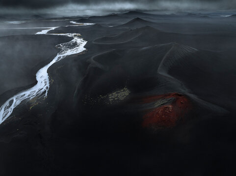 Vue a&eacute;rienne des crat&egrave;res du Lakag&iacute;gar et de la rivi&egrave;re glaciaire en Islande