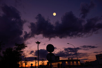 Obraz premium Full Moon with urban silhouettes.