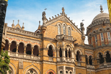 Fototapeta premium Mumbai Maharashtra India Jan 18 2026 Intricate Victorian Gothic facade of Chhatrapati Shivaji Maharaj Terminus with arched windows and stone carvings against a clear blue sky.