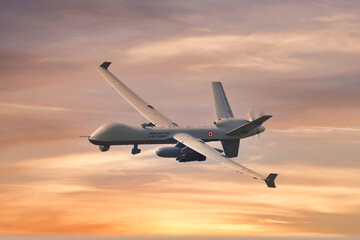 Obraz premium Drone Reaper en vol virage à gauche ciel du soir