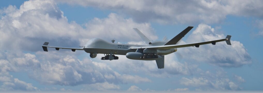 Drone Reaper en vol ciel nuageux banni&egrave;re