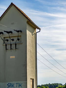 Alte Turmstation an einer Landstrasse