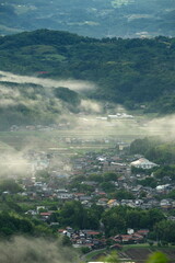 Obraz premium 鳥取県米子市で水田が広がる春の山間の住宅地