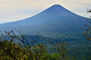 Fototapeta premium 御坂山地の鍵掛より望む富士山 