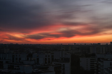 Obraz premium Dramatic red sunset over city buildings