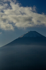 Fototapeta premium 御坂山地の王岳山頂より望む初冠雪の頃の朝の富士山 