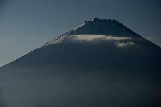 御坂山地の王岳山頂より望む　初冠雪の頃　朝の富士山
