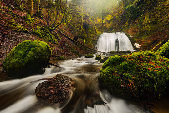Cascade de la Verri&egrave;re avec en premier plan deux gros rochers couverts de mousse verte,Massif central (63), Auvergne, Puy de D&ocirc;me