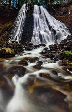Cascade du Rossignolet. Au pied de la cascade, sous la frondaison des arbres, on entend le murmure d'un ruisseau qui rappelle le chant du rossignol, d'o&ugrave; le nom donn&eacute; &agrave; la cascade.