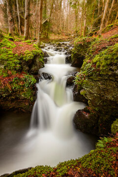 Cascades de Chiloza en hiver. Les cascades de Chiloza se succ&egrave;dent sur la couze Pavin, torrent venant du Lac Pavin/France, Massif Central (63), Auvergne, Puy de Dome