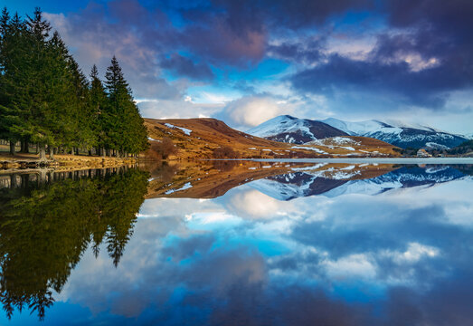 Reflet des montagnes sur le lac de Gu&eacute;ry. C'est un lac de montagne d&rsquo;origine volcanique situ&eacute; dans les Monts Dore, au c&oelig;ur du Massif central. C'est le plus haut des lacs d'Auvergne/Puy de Dome