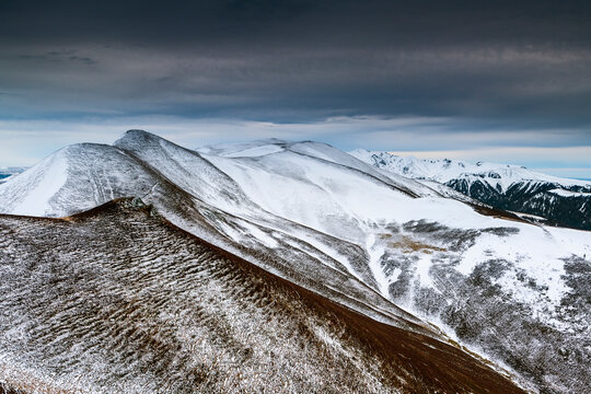 Point de vue sur la chaine de montagnes enneig&eacute;es du puy de la tache.