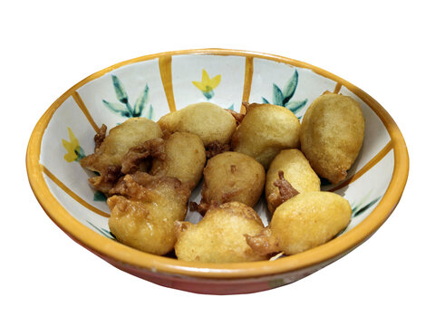 crispelle dorate fatte in casa servite in una ciotola di ceramica decorata 3719T