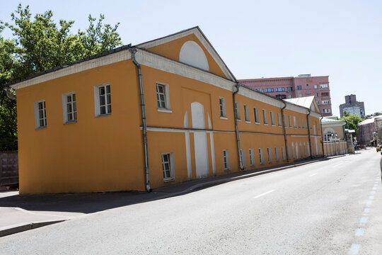 the former wing of the Muravyov Apostolov estate on Staraya Basmannaya Street, 23/9, p. 2, an architectural monument of the late 18th century. Moscow, Russia