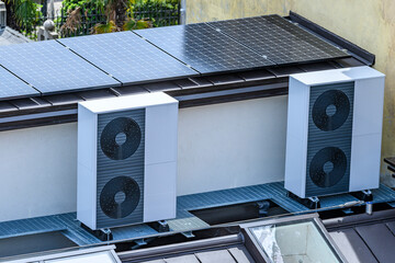 Obraz na płótnie Canvas Pompe di calore con fotovoltaico, su tetto in città
