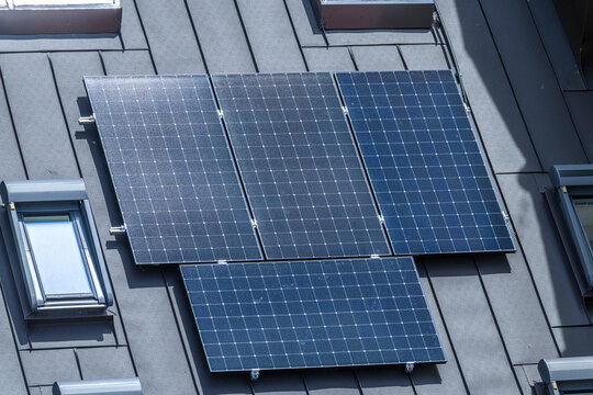 Pannelli fotovoltaici installati su tetto in citt&agrave;, Milano