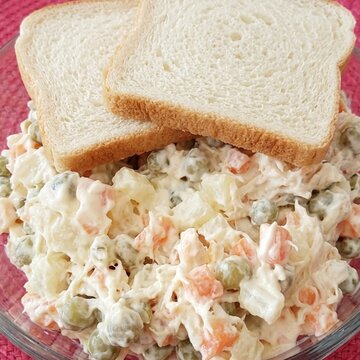 Plato de Ensalada de Pollo con Pan.