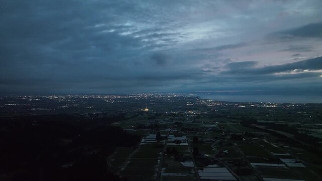 日本の富山県滑川市の丘陵部から見た富山湾と富山市周辺のあかり