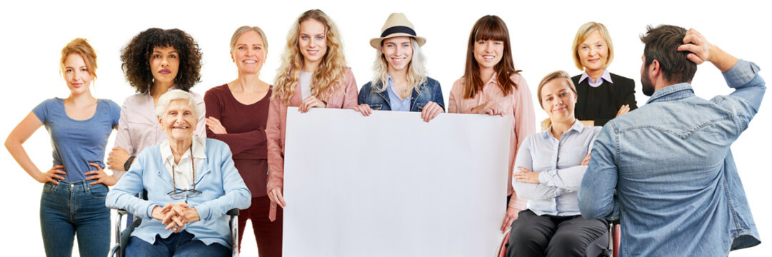 Mann schaut fragend auf Frauen, die ein Plakat mit Textfreiraum hoch halten