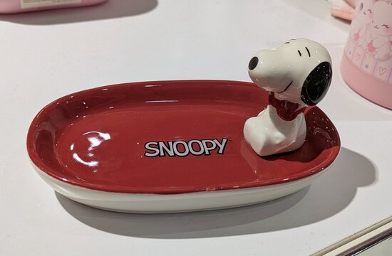 Plato decorativo de Snoopy de Peanuts, en tienda Primark de Madrid, Espa&ntilde;a, 3 de abril de 2026