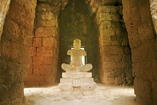 Statue of King Jayavarman VII with marigold garlands inside Prang Phrommathat at Phimai historical park, Nakhon Ratchasima, Thailand