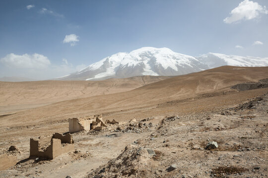 Karakorum mountain range, Karakul, Xinjiang, China