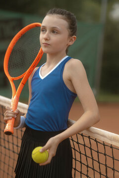 M&auml;dchen, 11, im Tennisoutfit am Tennisplatz