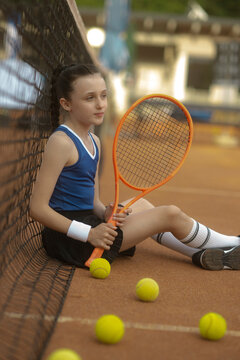 M&auml;dchen, 11, im Tennisoutfit am Tennisplatz