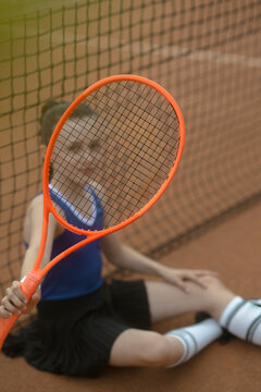 M&auml;dchen, 11, im Tennisoutfit am Tennisplatz
