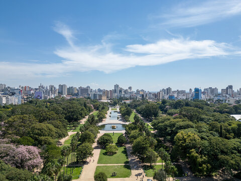 Espelho d'&aacute;gua e Chafariz no Parque Farroupilha, tamb&eacute;m conhecido como Reden&ccedil;&atilde;o.