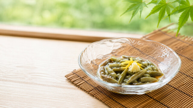 夏の和食 じゅんさいの冷やし小鉢と柚子皮の涼味
