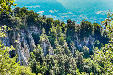 Obraz premium Dorf Tirol, Erdpyramide, Moränenschutt, Felsbrocken, Hochmuth, Bergbahn, Schloss Tirol, Waalweg, Wanderweg, Vinschgau, Weinberge, Etschtal, Meran, Südtirol, Frühling, Sommer, Italien