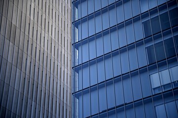 Obraz premium Scenic exterior view of a modern steel and glass skyscraper.