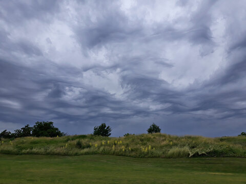 Vue sur le Golf de Chassieu en France avec un ciel spectaculaire