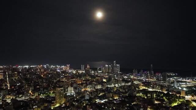 Vista a&eacute;rea nocturna de dron de Puerto Madero, el R&iacute;o de la Plata y Buenos Aires, paisaje urbano, skyline porte&ntilde;o y ciudad iluminada